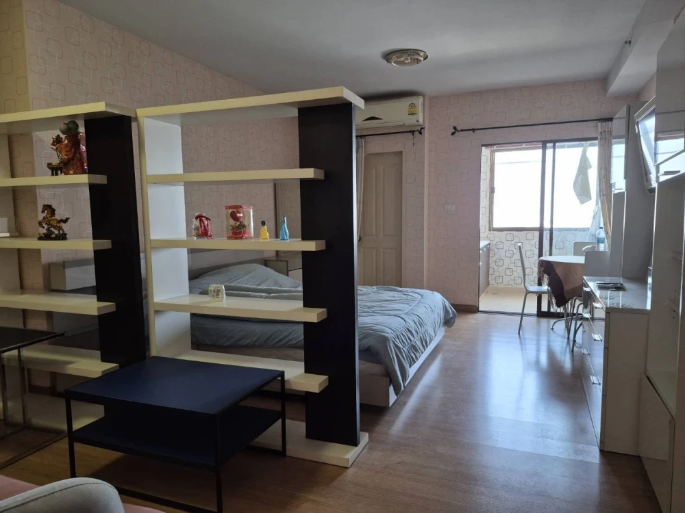 Selling a Supalai City Resort Ramkhamhaeng condo. High floor unit with excellent ventilation and unobstructed views, including a wide view extending t