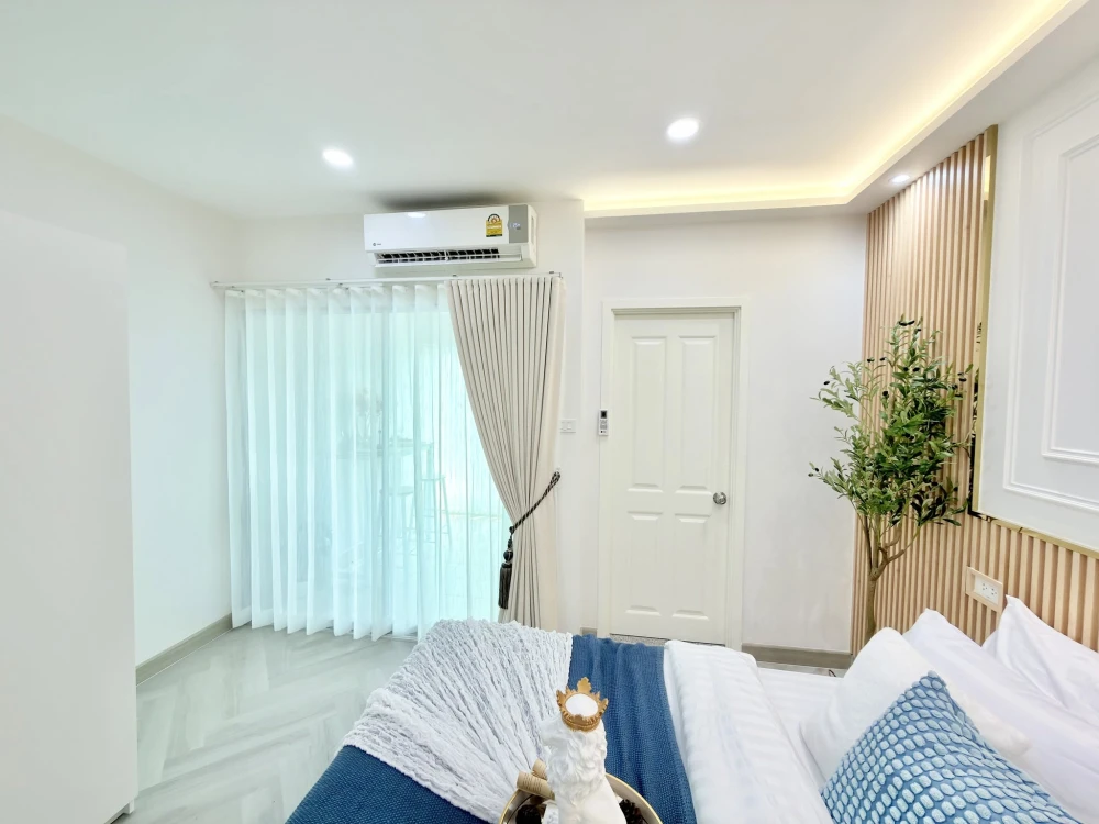 For sale: Supalai City Resort Phra Nangklao - Chao Phraya Station. The unit is sold unfurnished, as is. It's spacious, airy, and extremely clean. Book