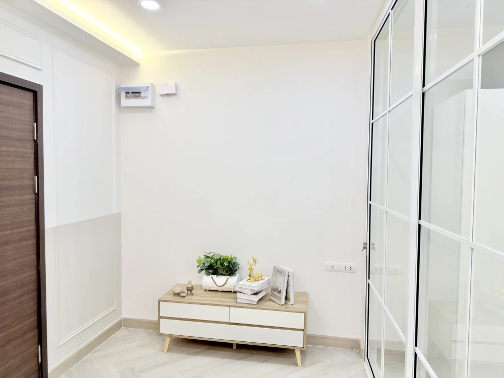 For sale: Supalai City Resort Phra Nangklao - Chao Phraya Station. The unit is sold unfurnished, as is. It's spacious, airy, and extremely clean. Book