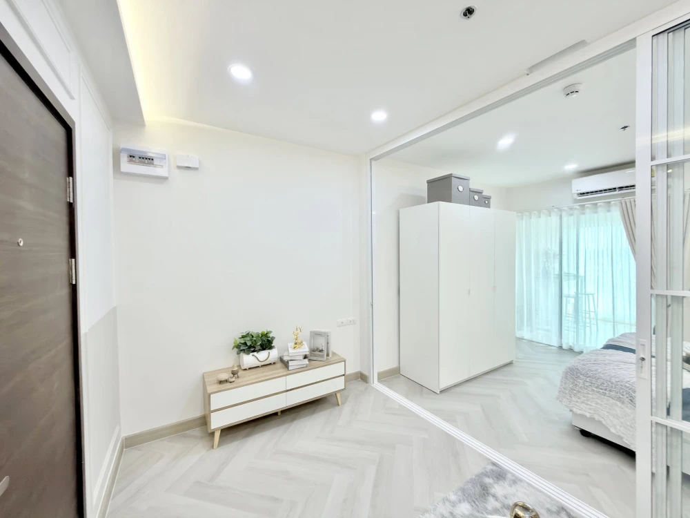 For sale: Supalai City Resort Phra Nangklao - Chao Phraya Station. The unit is sold unfurnished, as is. It's spacious, airy, and extremely clean. Book