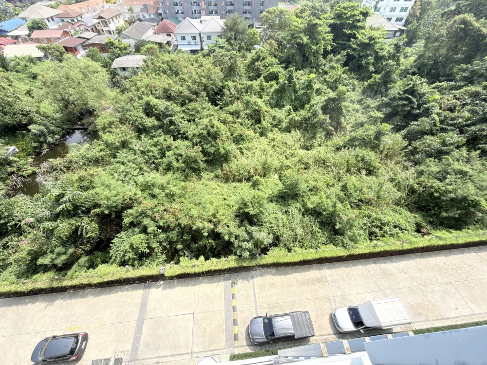 For sale: Supalai City Resort Phra Nangklao - Chao Phraya Station. The unit is sold unfurnished, as is. It's spacious, airy, and extremely clean. Book