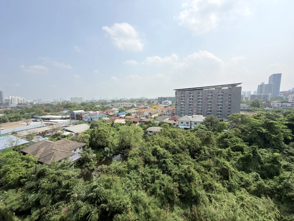 For sale: Supalai City Resort Phra Nangklao - Chao Phraya Station. The unit is sold unfurnished, as is. It's spacious, airy, and extremely clean. Book