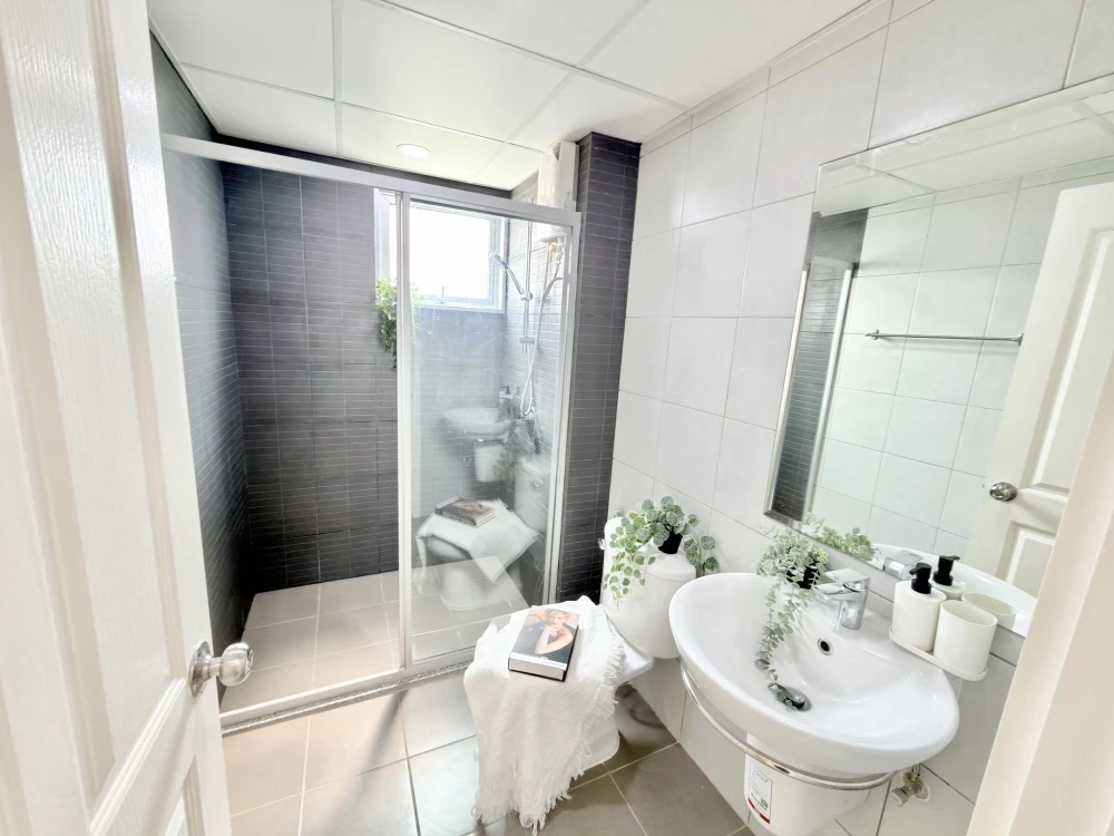 For sale: Supalai City Resort Phra Nangklao - Chao Phraya Station. The unit is sold unfurnished, as is. It's spacious, airy, and extremely clean. Book