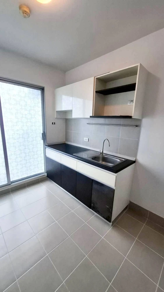 For Sale: Supalai City Resort Phra Nang Klao Station – Chao Phraya. Located on a very high floor, the unit enjoys morning sunlight and a view of the s