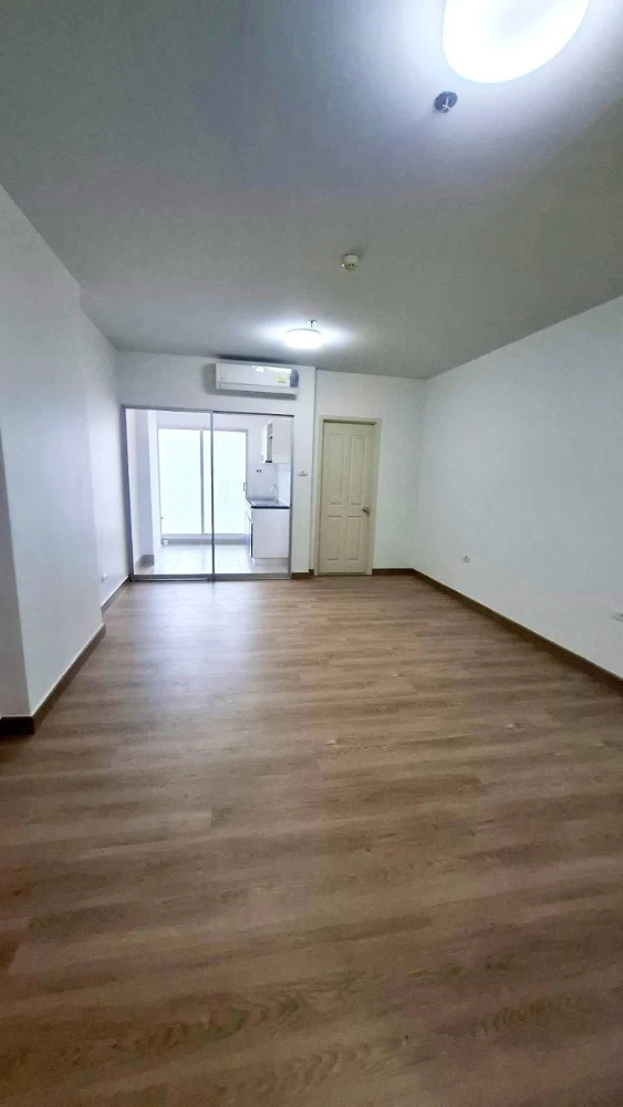 For Sale: Supalai City Resort Phra Nang Klao Station – Chao Phraya. Located on a very high floor, the unit enjoys morning sunlight and a view of the s