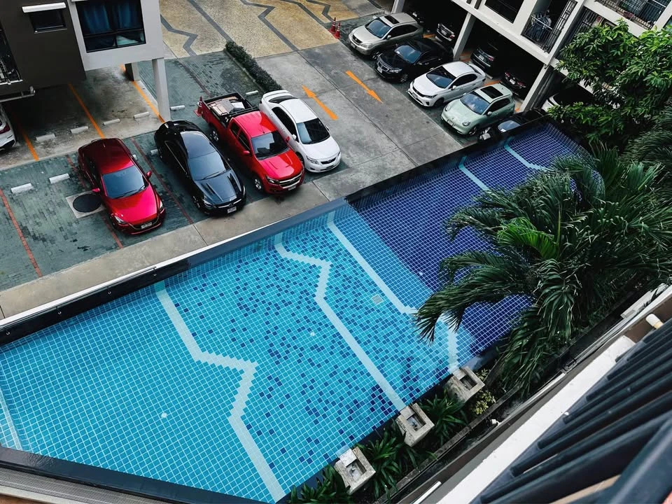 For sale Supalai City Resort Bearing Station, corner room, garden view + swimming pool, good feng shui, light shines through every room, hurry up and