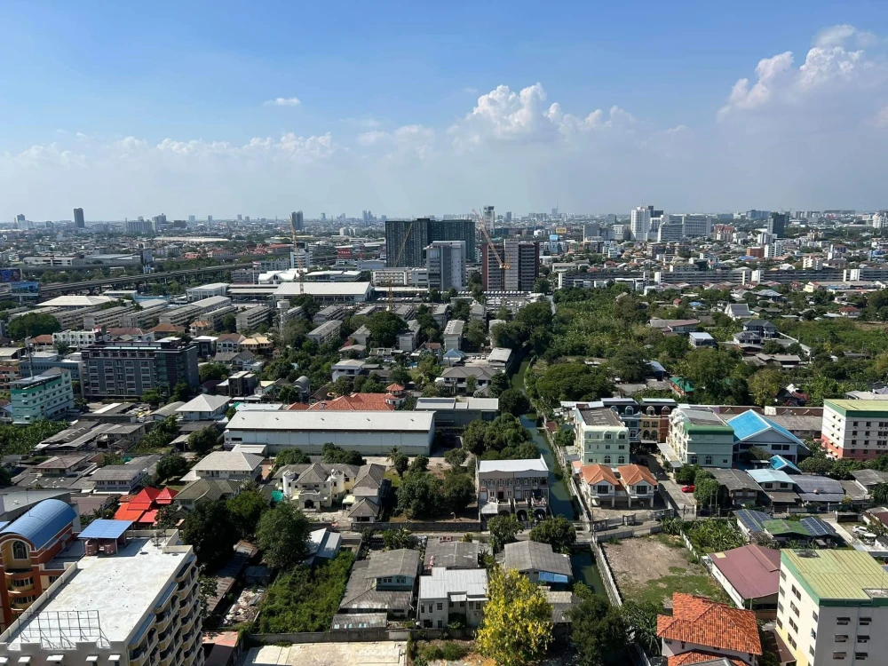 For sale: Supalai Park Ratchayothin, 26th floor, very high, great breeze, lots of room space, interested, reserve now!