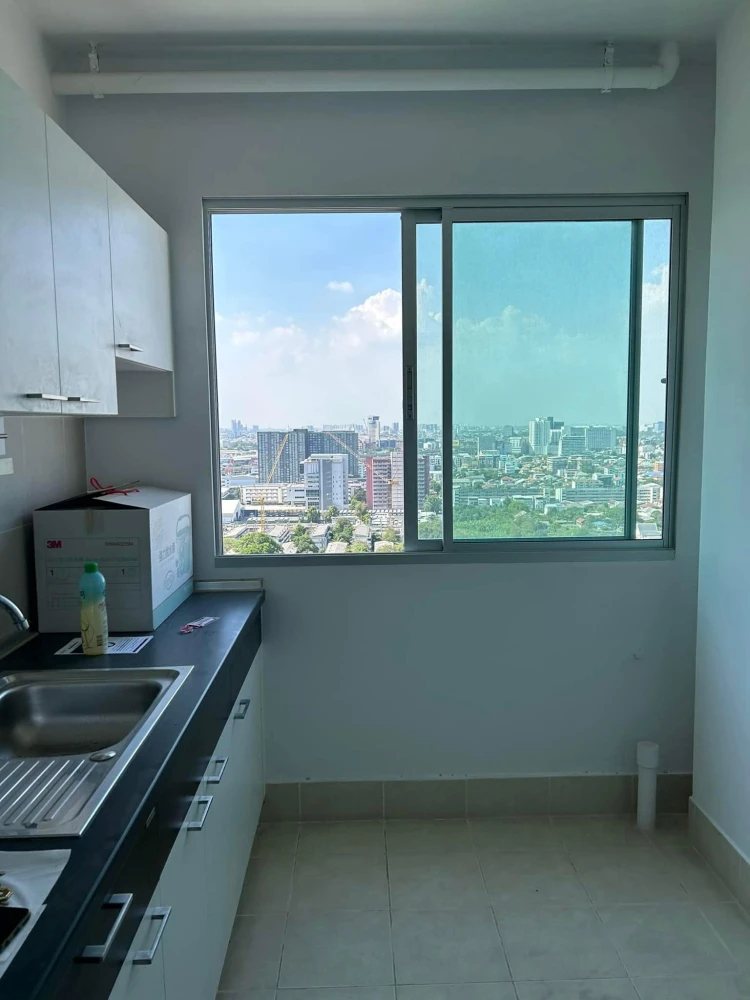 For sale: Supalai Park Ratchayothin, 26th floor, very high, great breeze, lots of room space, interested, reserve now!