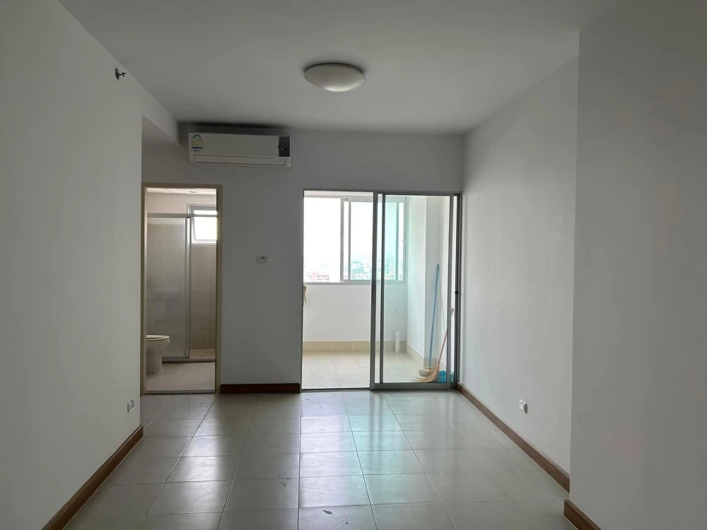 For sale: Supalai Park Ratchayothin, 26th floor, very high, great breeze, lots of room space, interested, reserve now!