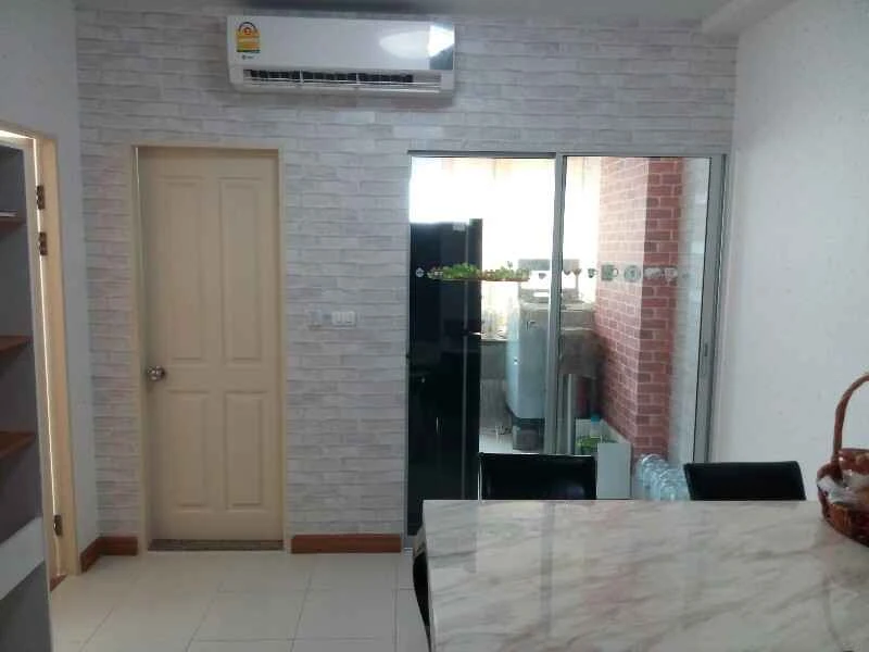 For sale: Supalai Park Asoke-Ratchada, high floor, 28th floor, fully furnished with all appliances, wallpapered throughout the room. Reserve now!