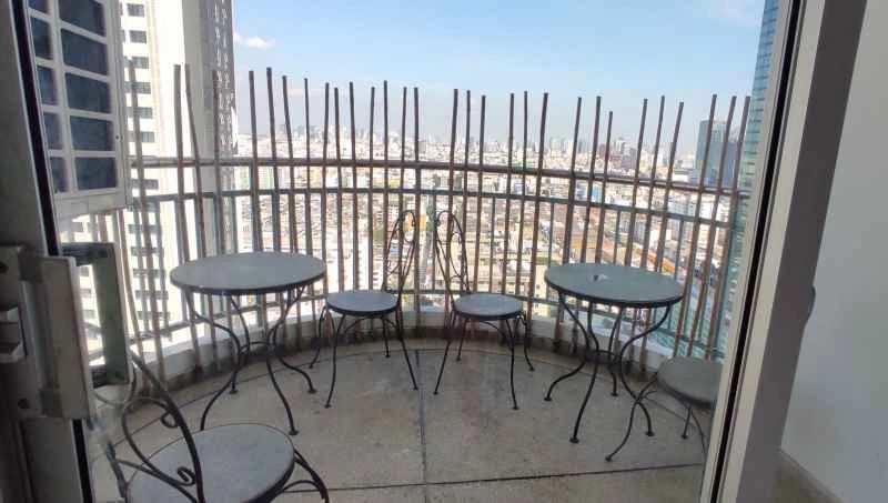 For sale: Supalai Park Asoke-Ratchada, high floor, 28th floor, fully furnished with all appliances, wallpapered throughout the room. Reserve now!