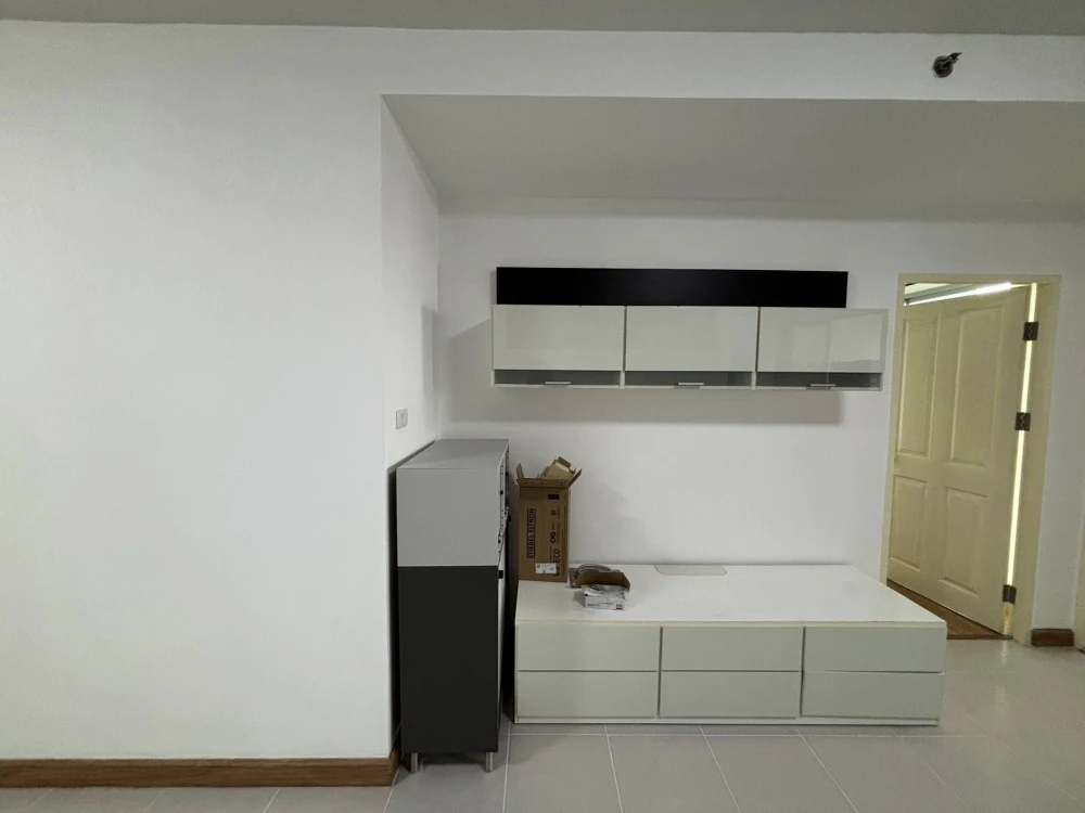 Selling Supalai Park Kaset, includes furniture and appliances. Great view, breezy, not hot. Ready to move in.