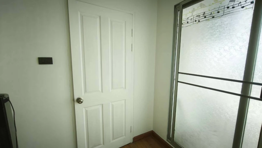 For Sale: Supalai Park Tiwanon Intersection. Unfurnished unit on the 3rd floor with a view overlooking the back of the swimming pool. Vacant and ready
