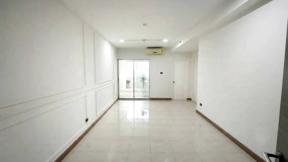 For Sale: Supalai Park Tiwanon Intersection. Unfurnished unit on the 3rd floor with a view overlooking the back of the swimming pool. Vacant and ready