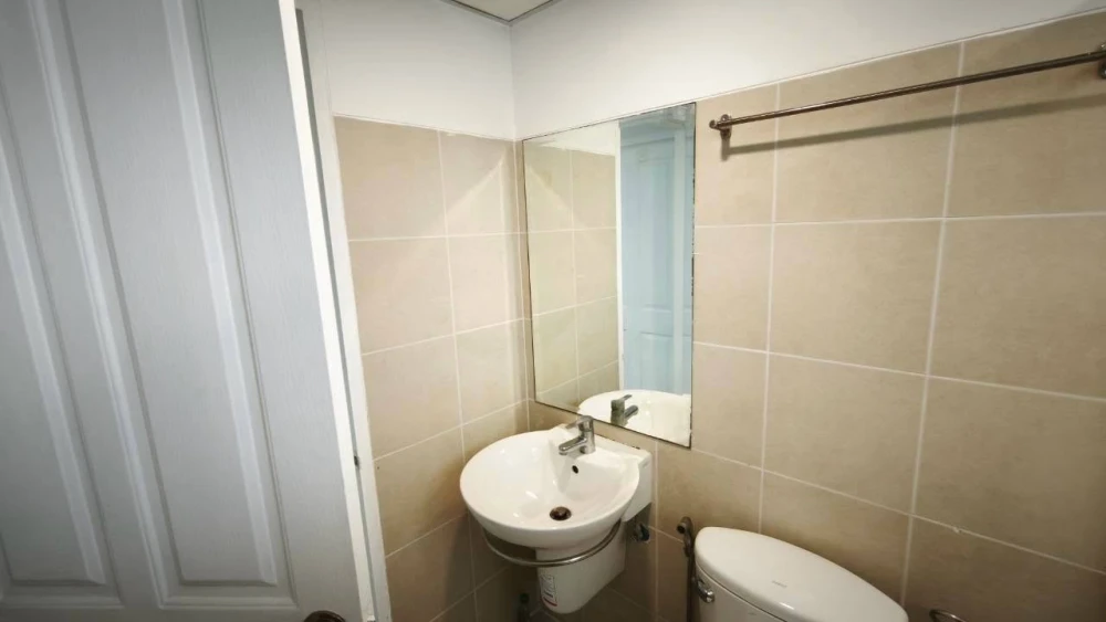 For Sale: Supalai Park Tiwanon Intersection. Unfurnished unit on the 3rd floor with a view overlooking the back of the swimming pool. Vacant and ready