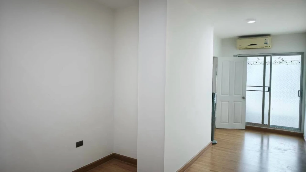 For Sale: Supalai Park Tiwanon Intersection. Unfurnished unit on the 3rd floor with a view overlooking the back of the swimming pool. Vacant and ready