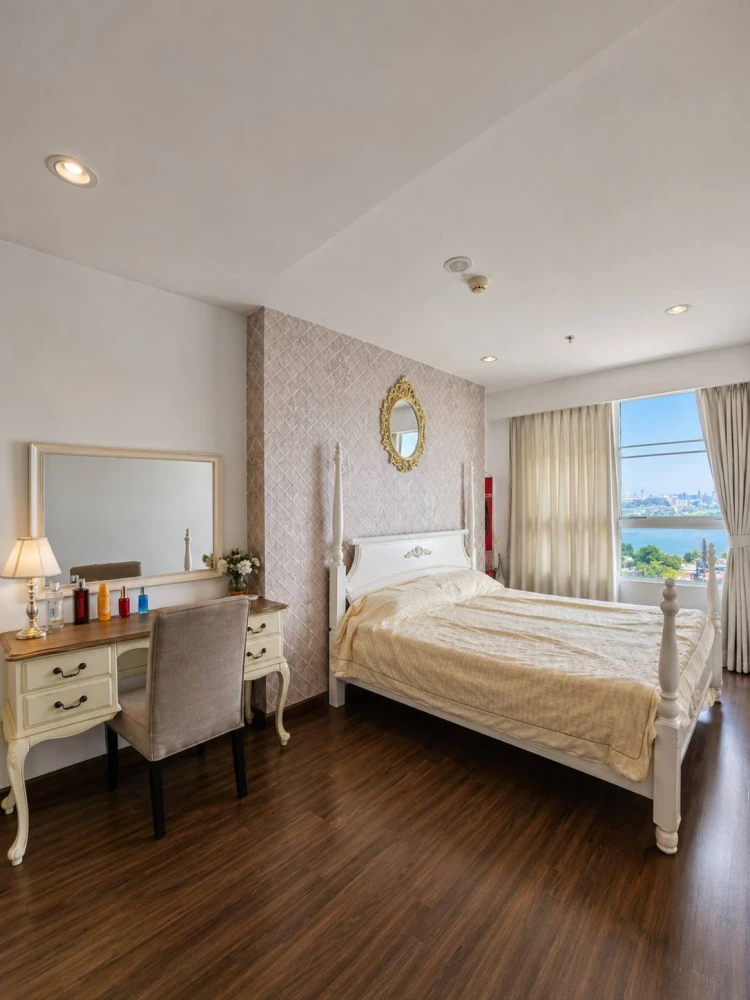For sale: Supalai Prima Riva, a luxury condominium on the Chao Phraya River, fully furnished and ready to move in.