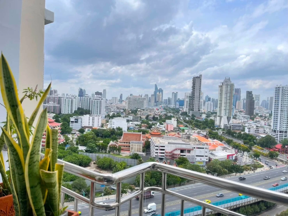 For sale: Supalai Premier Narathiwas-Sathorn, 18th floor, North facing, city view, bright and airy. Reservation required.