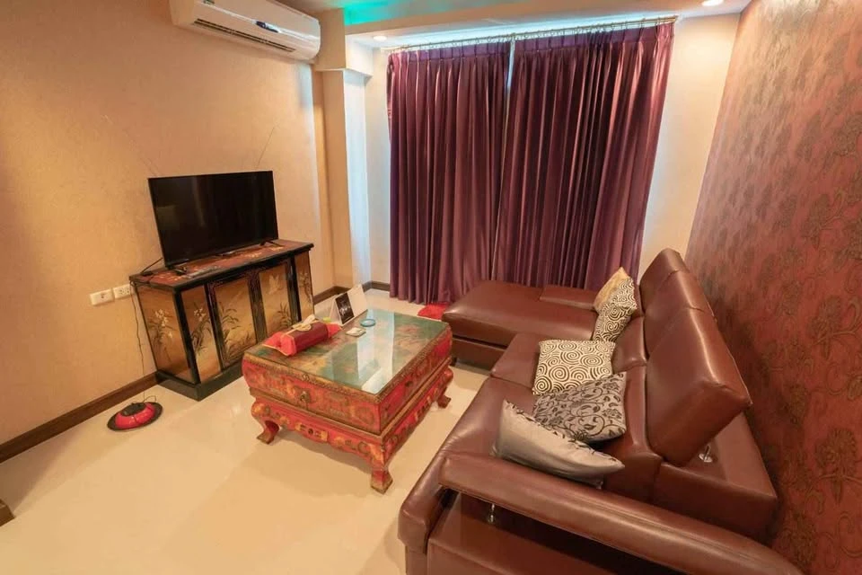 For sale: Supalai Premier Ratchathewi. Spacious room with ample usable space, high-quality built-in furniture, and beautiful wallpaper. Don't miss out