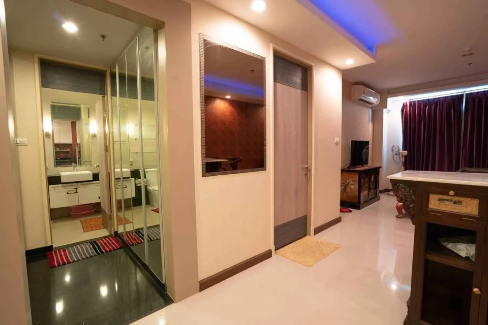 For sale: Supalai Premier Ratchathewi. Spacious room with ample usable space, high-quality built-in furniture, and beautiful wallpaper. Don't miss out