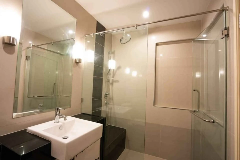 For sale: Supalai Premier Ratchathewi. Spacious room with ample usable space, high-quality built-in furniture, and beautiful wallpaper. Don't miss out
