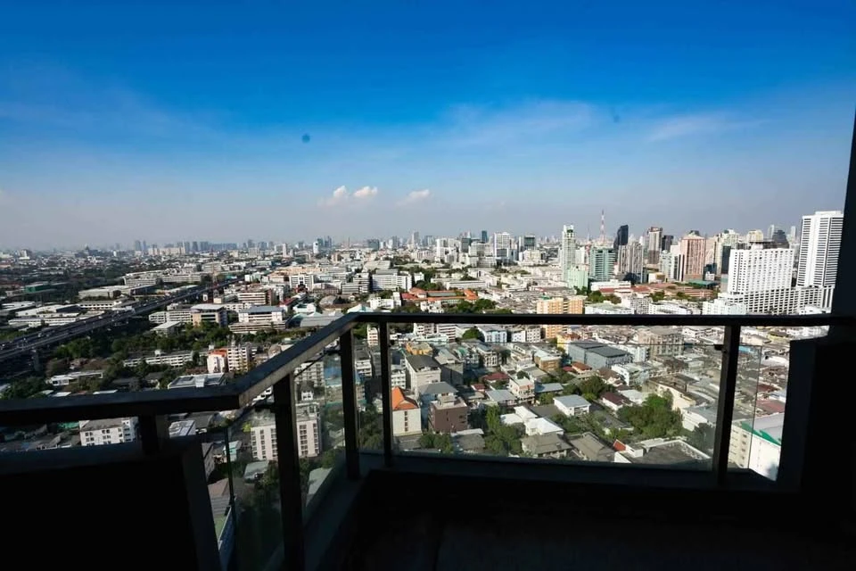 For sale: Supalai Premier Ratchathewi. Spacious room with ample usable space, high-quality built-in furniture, and beautiful wallpaper. Don't miss out