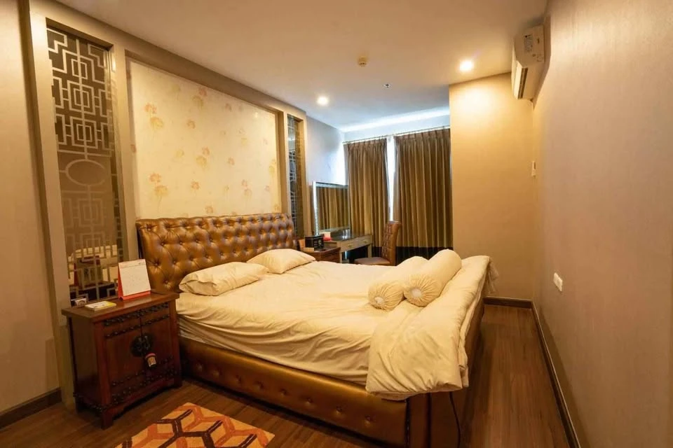 For sale: Supalai Premier Ratchathewi. Spacious room with ample usable space, high-quality built-in furniture, and beautiful wallpaper. Don't miss out