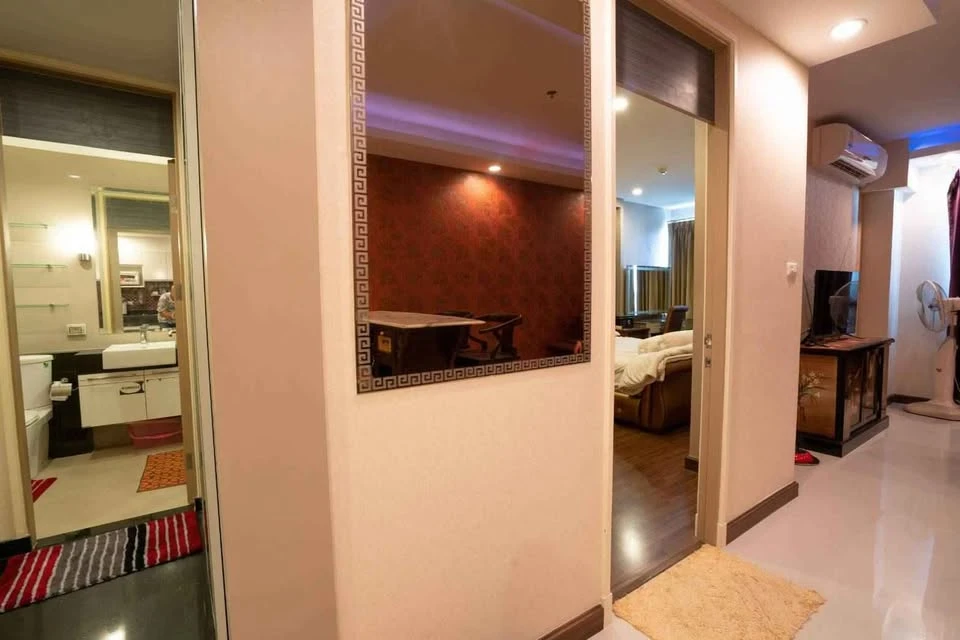 For sale: Supalai Premier Ratchathewi. Spacious room with ample usable space, high-quality built-in furniture, and beautiful wallpaper. Don't miss out