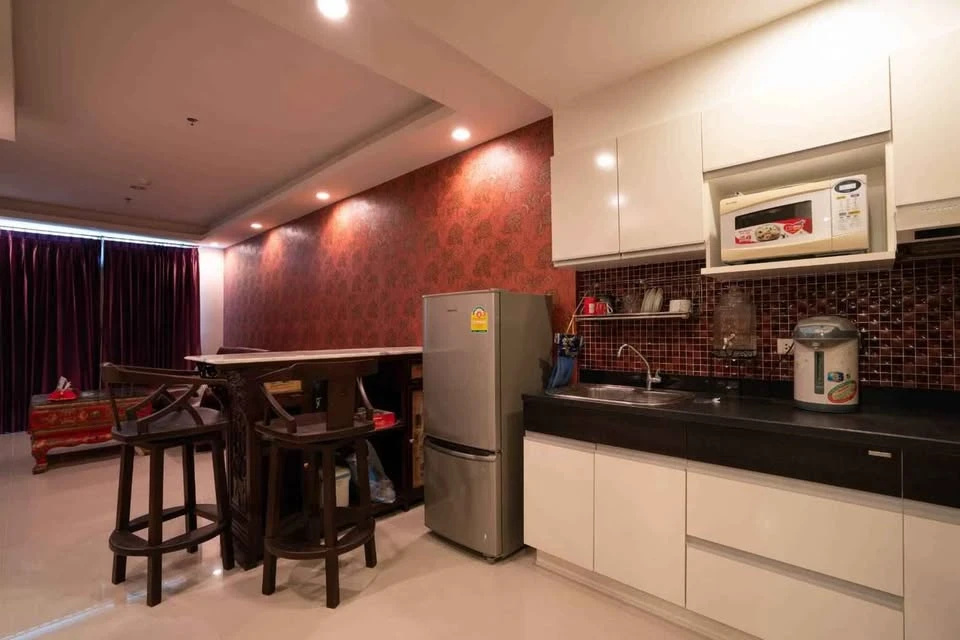 For sale: Supalai Premier Ratchathewi. Spacious room with ample usable space, high-quality built-in furniture, and beautiful wallpaper. Don't miss out