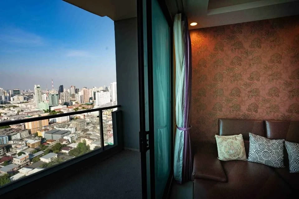 For sale: Supalai Premier Ratchathewi. Spacious room with ample usable space, high-quality built-in furniture, and beautiful wallpaper. Don't miss out