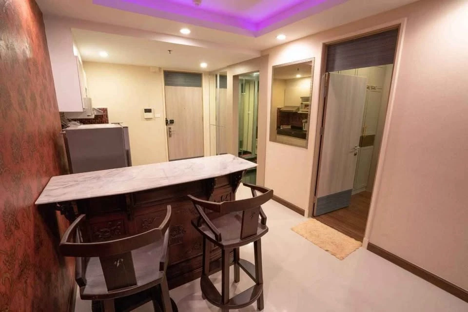 For sale: Supalai Premier Ratchathewi. Spacious room with ample usable space, high-quality built-in furniture, and beautiful wallpaper. Don't miss out