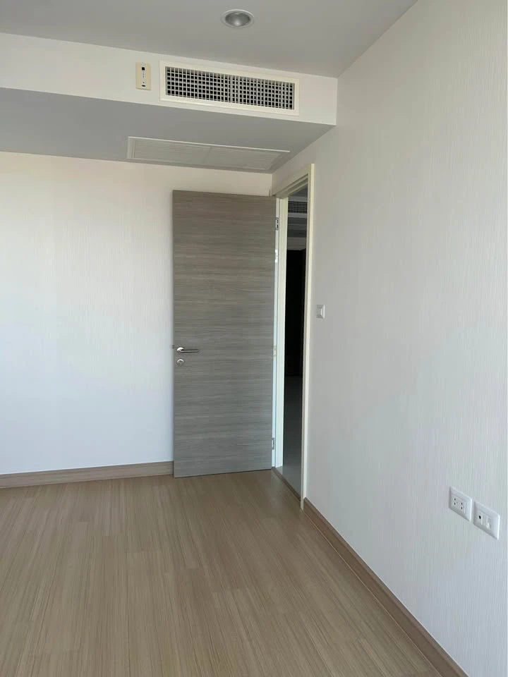 For sale: Supalai Riva Grand Rama 3, empty room, lots of usable space, room decorating enthusiasts can't miss out, great location, hurry and book now.