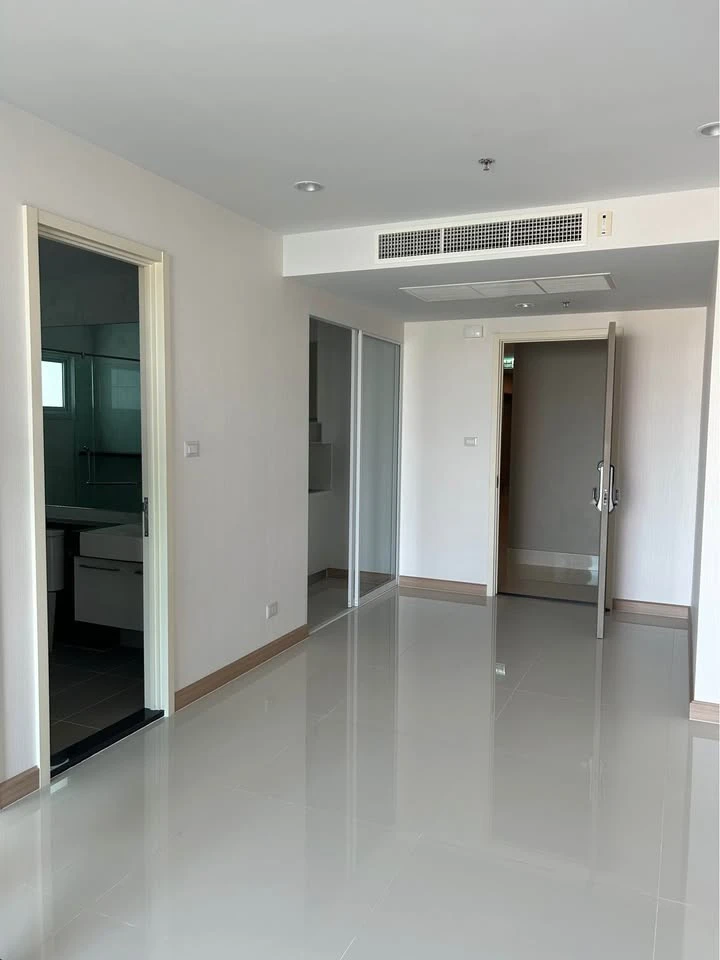 For sale: Supalai Riva Grand Rama 3, empty room, lots of usable space, room decorating enthusiasts can't miss out, great location, hurry and book now.