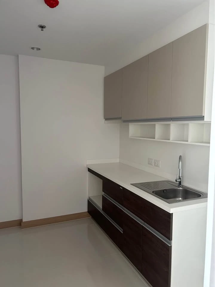 For sale: Supalai Riva Grand Rama 3, empty room, lots of usable space, room decorating enthusiasts can't miss out, great location, hurry and book now.