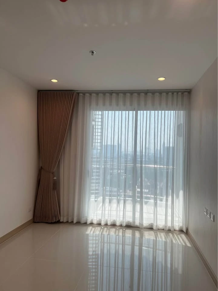 For sale: Supalai Riva Grand Rama 3, empty room, lots of usable space, room decorating enthusiasts can't miss out, great location, hurry and book now.