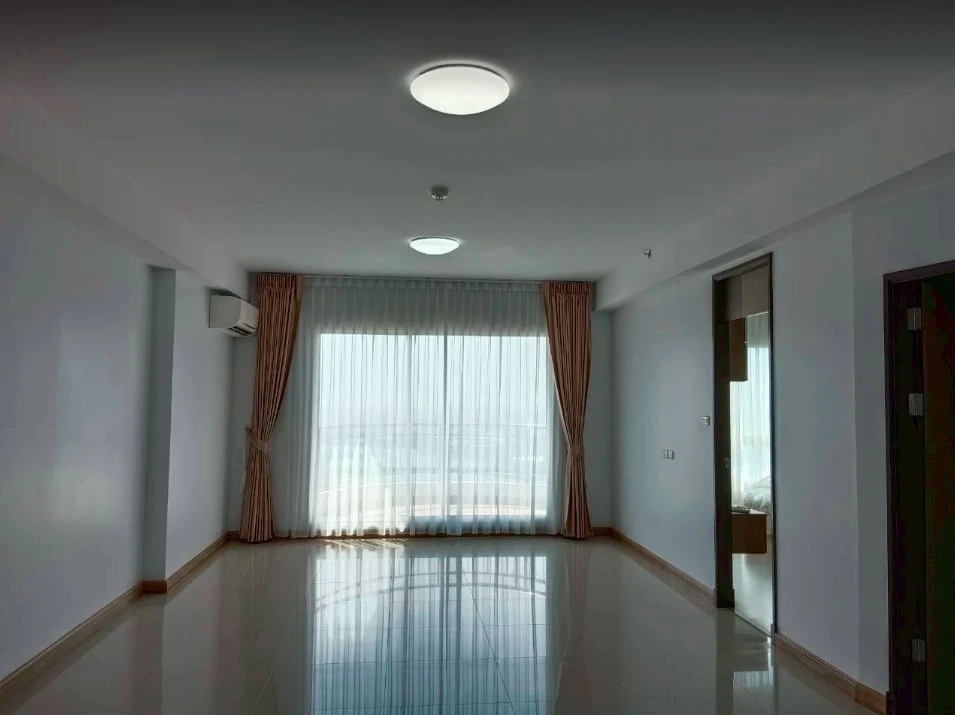 Selling a two-bedroom, one-bathroom unit at Supalai River Resort. Located on the top floor with stunning views. Book now!