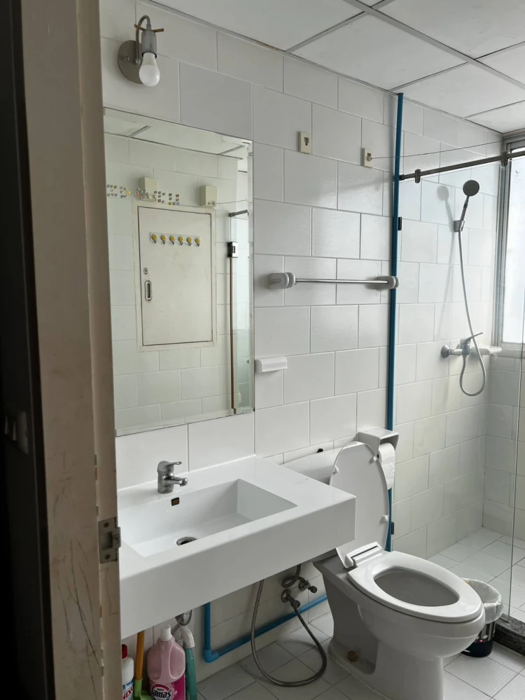 For sale: Supalai River Place, 10th floor. Spacious and very comfortable living space with stunning city and river views. Don't miss out!