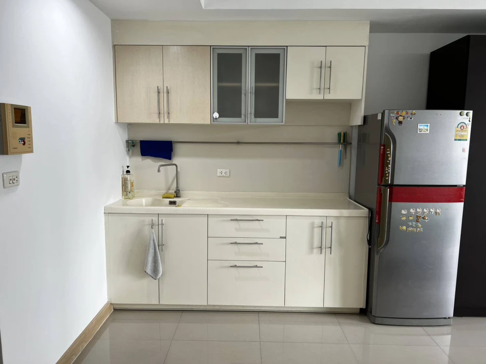 For sale: Supalai River Place, 10th floor. Spacious and very comfortable living space with stunning city and river views. Don't miss out!