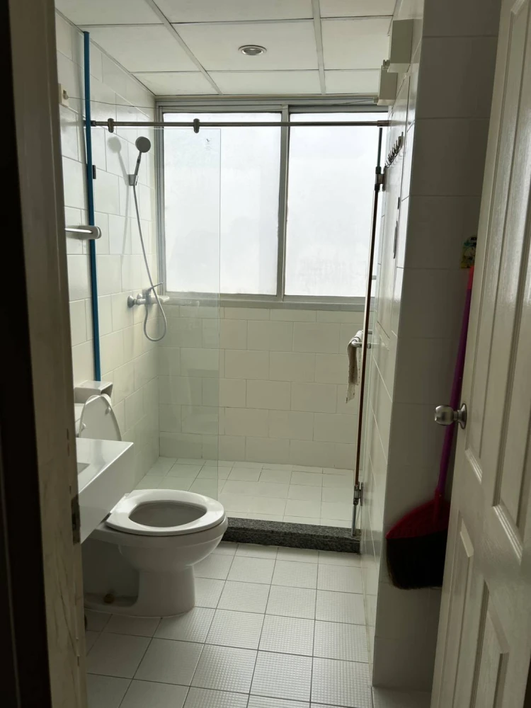 For sale: Supalai River Place, 10th floor. Spacious and very comfortable living space with stunning city and river views. Don't miss out!