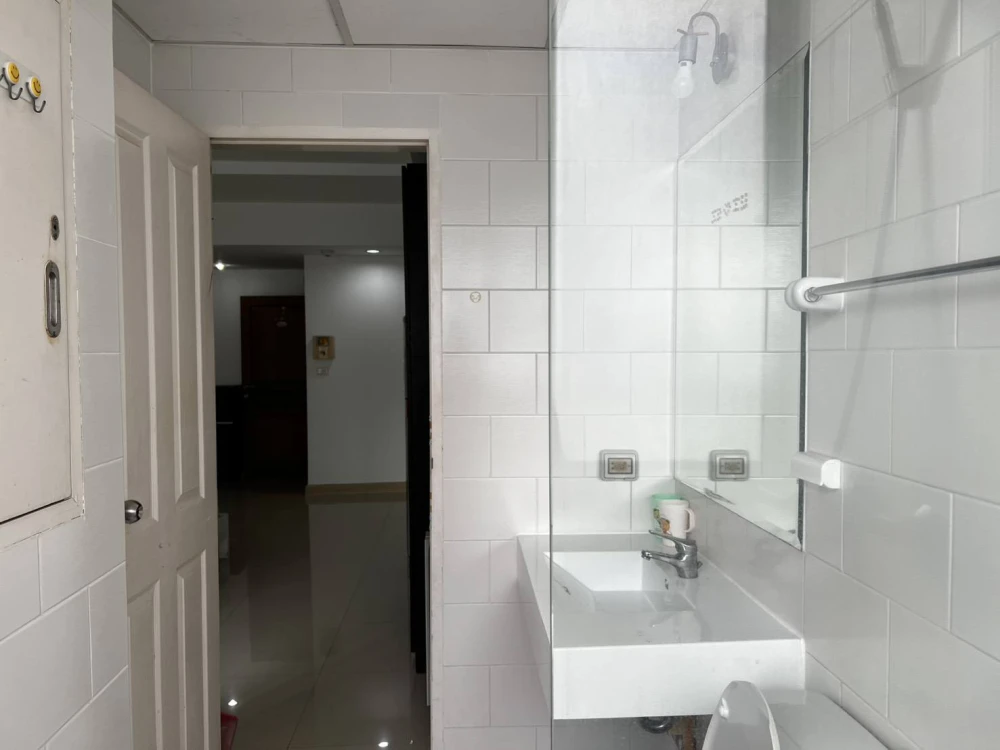 For sale: Supalai River Place, 10th floor. Spacious and very comfortable living space with stunning city and river views. Don't miss out!
