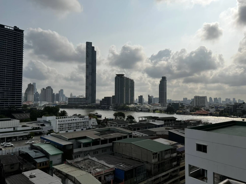 For sale: Supalai River Place, 10th floor. Spacious and very comfortable living space with stunning city and river views. Don't miss out!