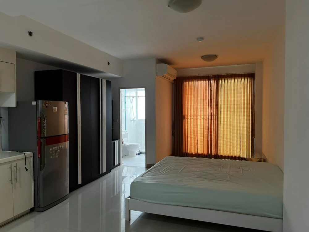 For sale: Supalai River Place, 10th floor. Spacious and very comfortable living space with stunning city and river views. Don't miss out!