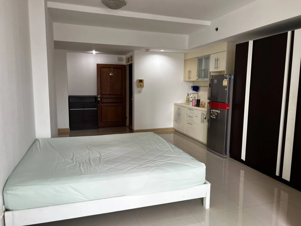 For sale: Supalai River Place, 10th floor. Spacious and very comfortable living space with stunning city and river views. Don't miss out!