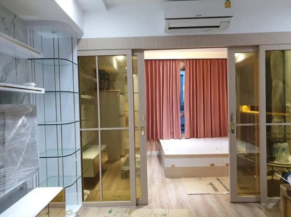 For Sale: Supalai River Place. Features stunning built-in furnishings and an incredibly spacious layout. Snap this up quickly!