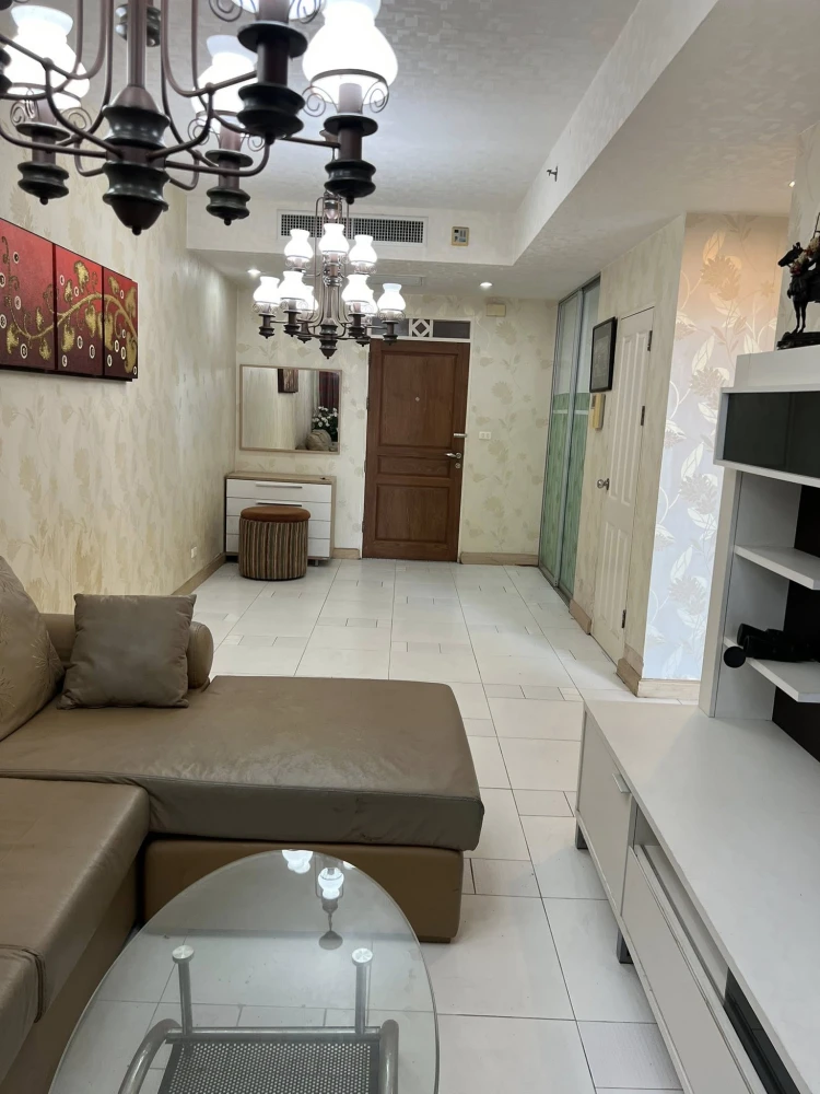 Selling a Supalai River Place condo, very high floor, with stunning Chao Phraya River and Asiatique views. Don't miss out!