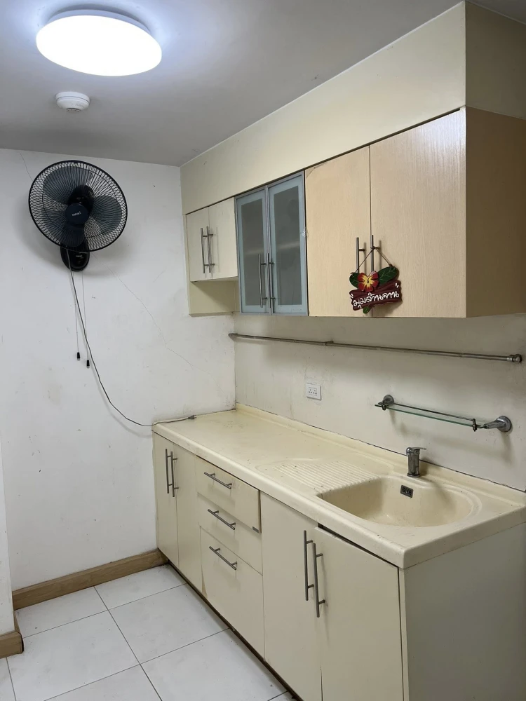 Selling a Supalai River Place condo, very high floor, with stunning Chao Phraya River and Asiatique views. Don't miss out!
