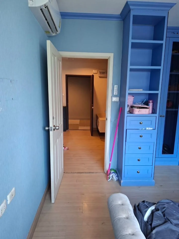 Selling Supalai Veranda Rama 9. Spacious unit with well-decorated bedroom in beautiful colors. Move in now, don't delay!
