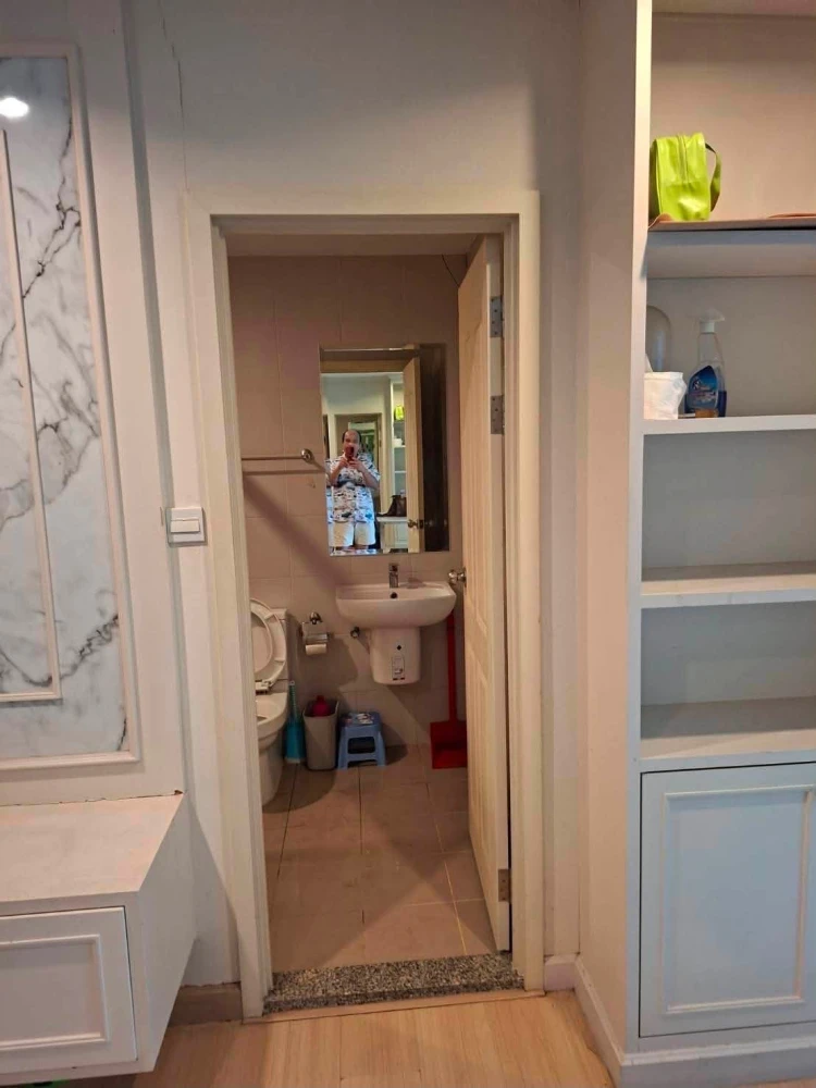 Selling Supalai Veranda Rama 9. Spacious unit with well-decorated bedroom in beautiful colors. Move in now, don't delay!