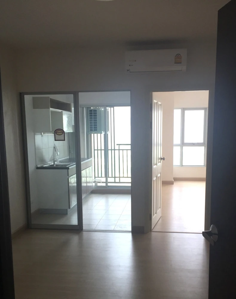 For Sale: Supalai Veranda Rama 9. High-floor unit with a panoramic view overlooking the swimming pool—unobstructed by other buildings. Book now if int