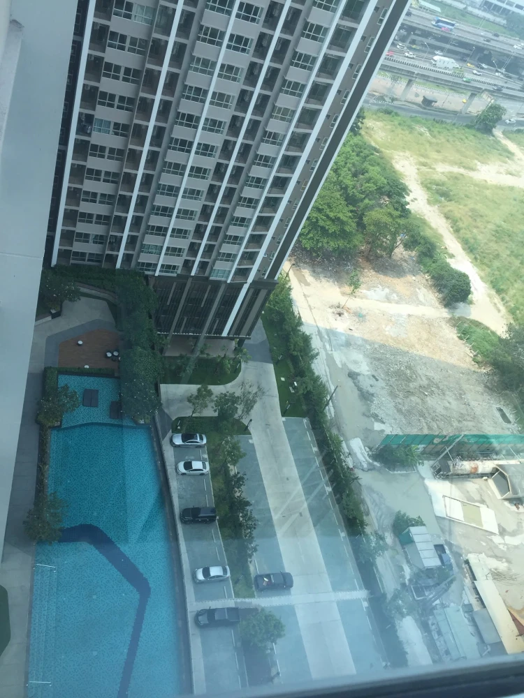 For Sale: Supalai Veranda Rama 9. High-floor unit with a panoramic view overlooking the swimming pool—unobstructed by other buildings. Book now if int